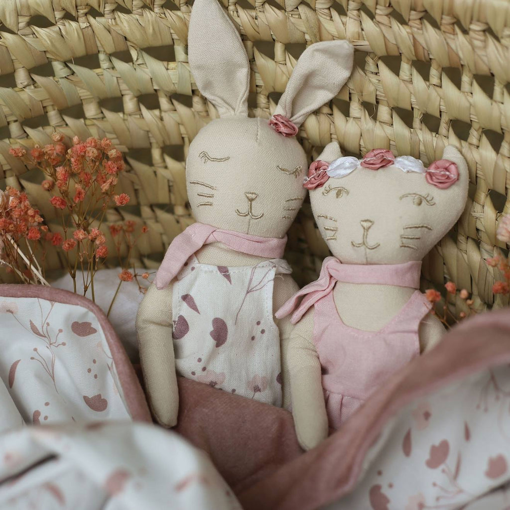 Poupée en tissu rose