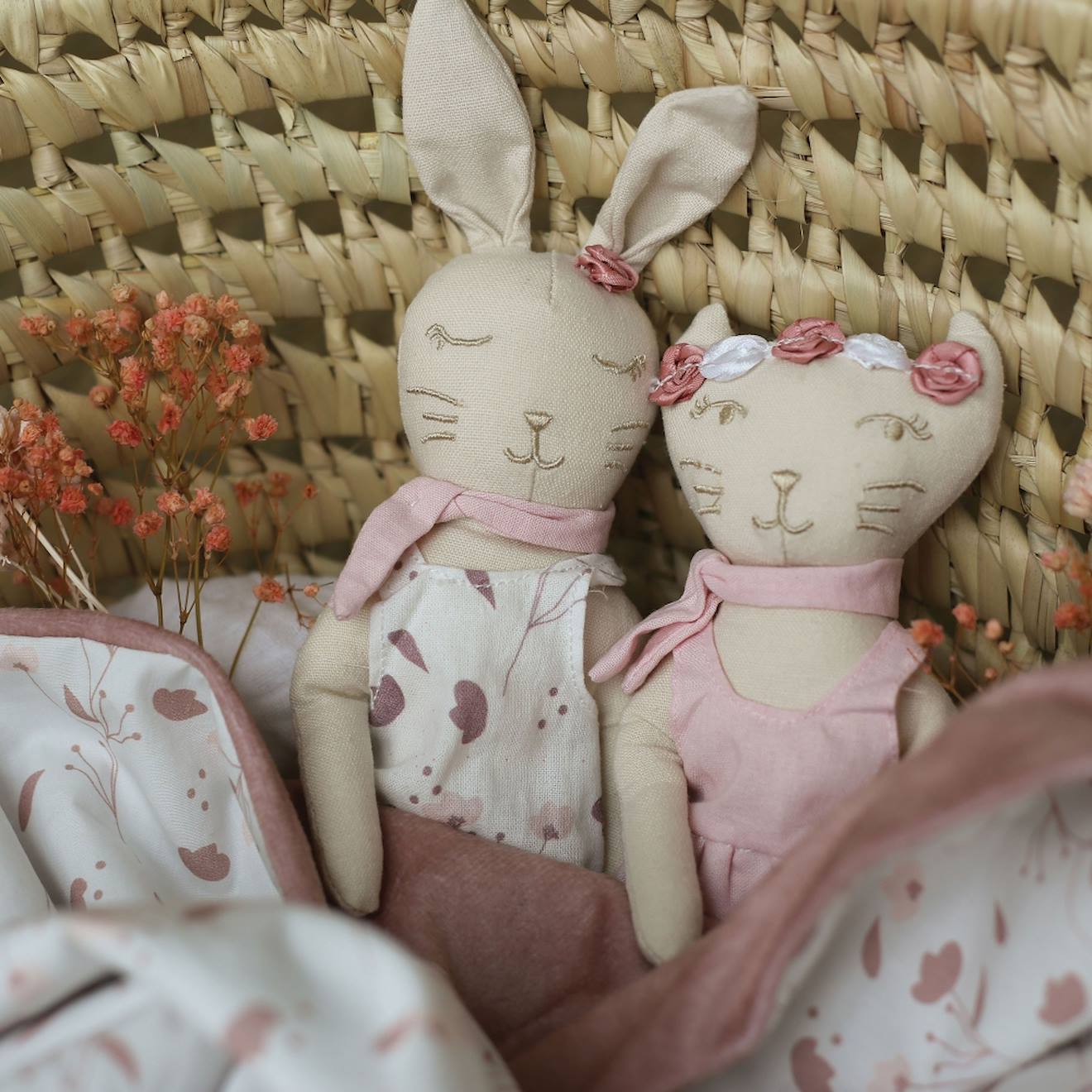 Poupée en tissu rose