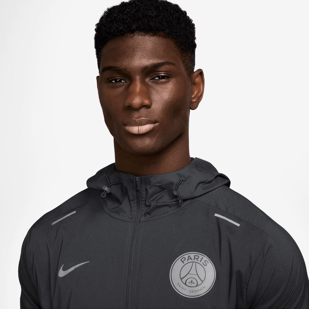 Veste Windrunner PSG Nike Light : le coupe-vent stylé pour tous les supporters