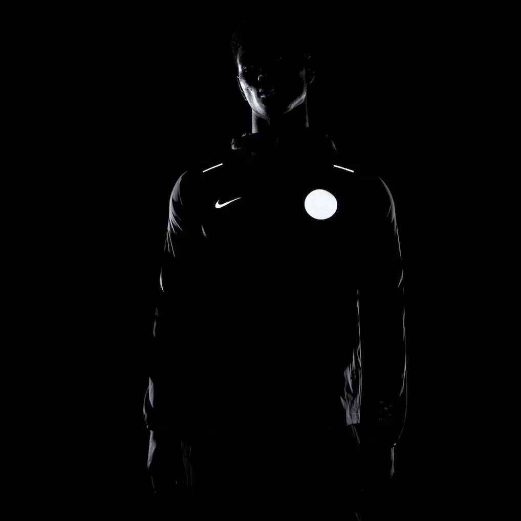 Veste Windrunner PSG Nike Light : le coupe-vent stylé pour tous les supporters