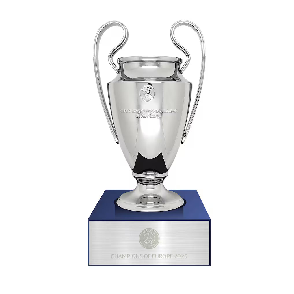 Trophée sur piédestal PSG Champions d’Europe 2025