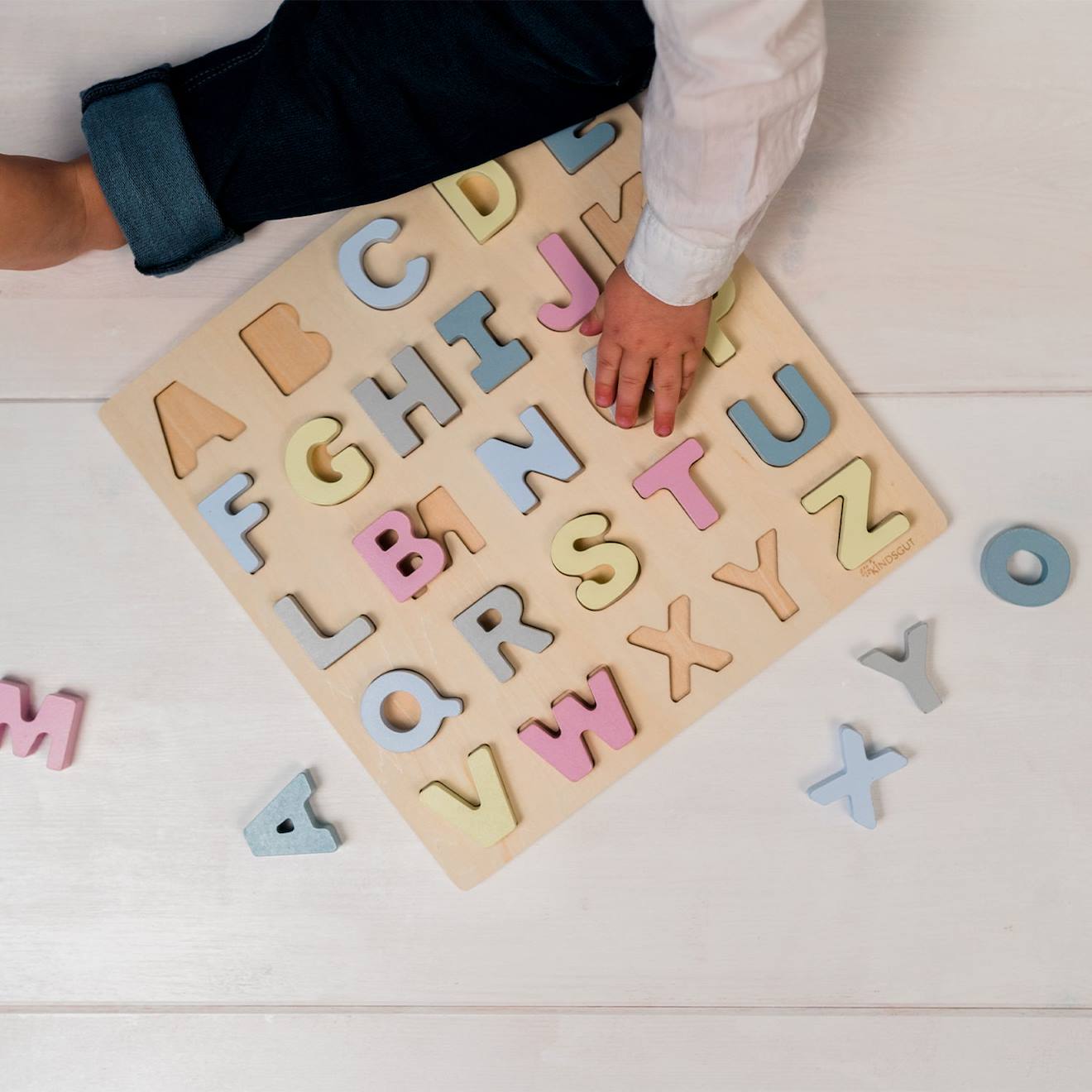 Puzzle alphabet caspar en bois rose pâle