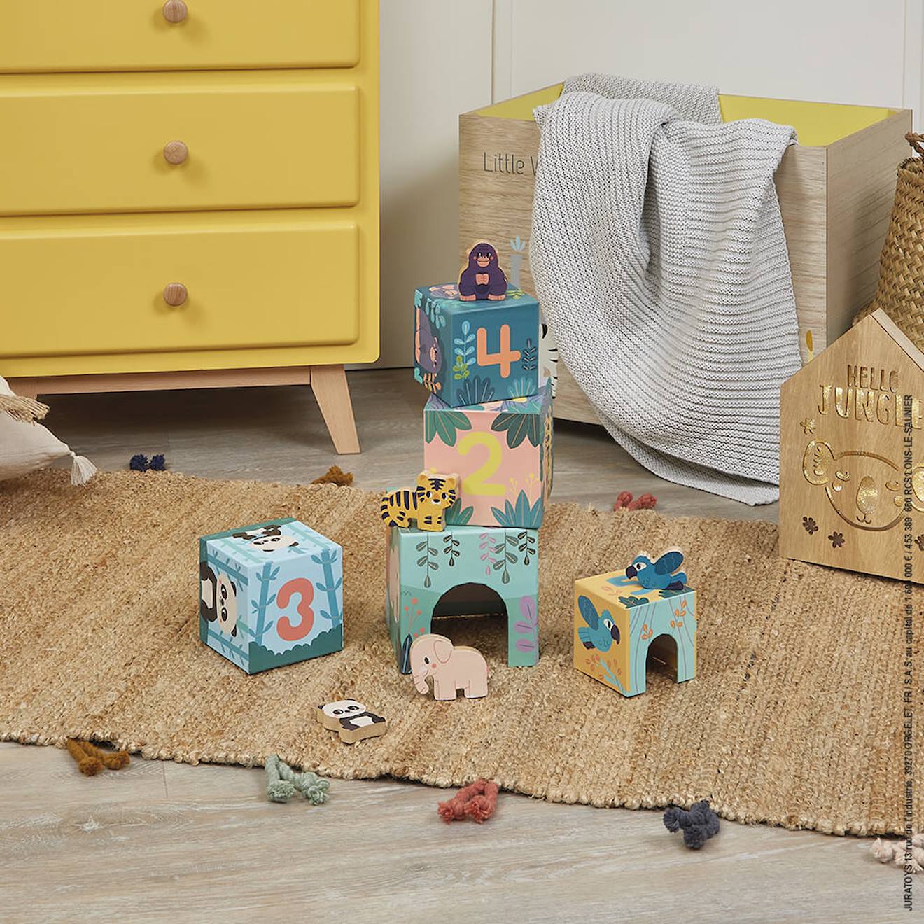 Pyramide et figurines animaux multicolore