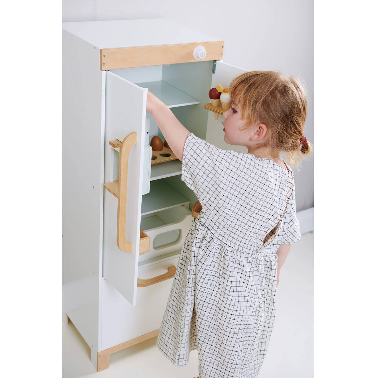 Réfrigérateur en bois blanc