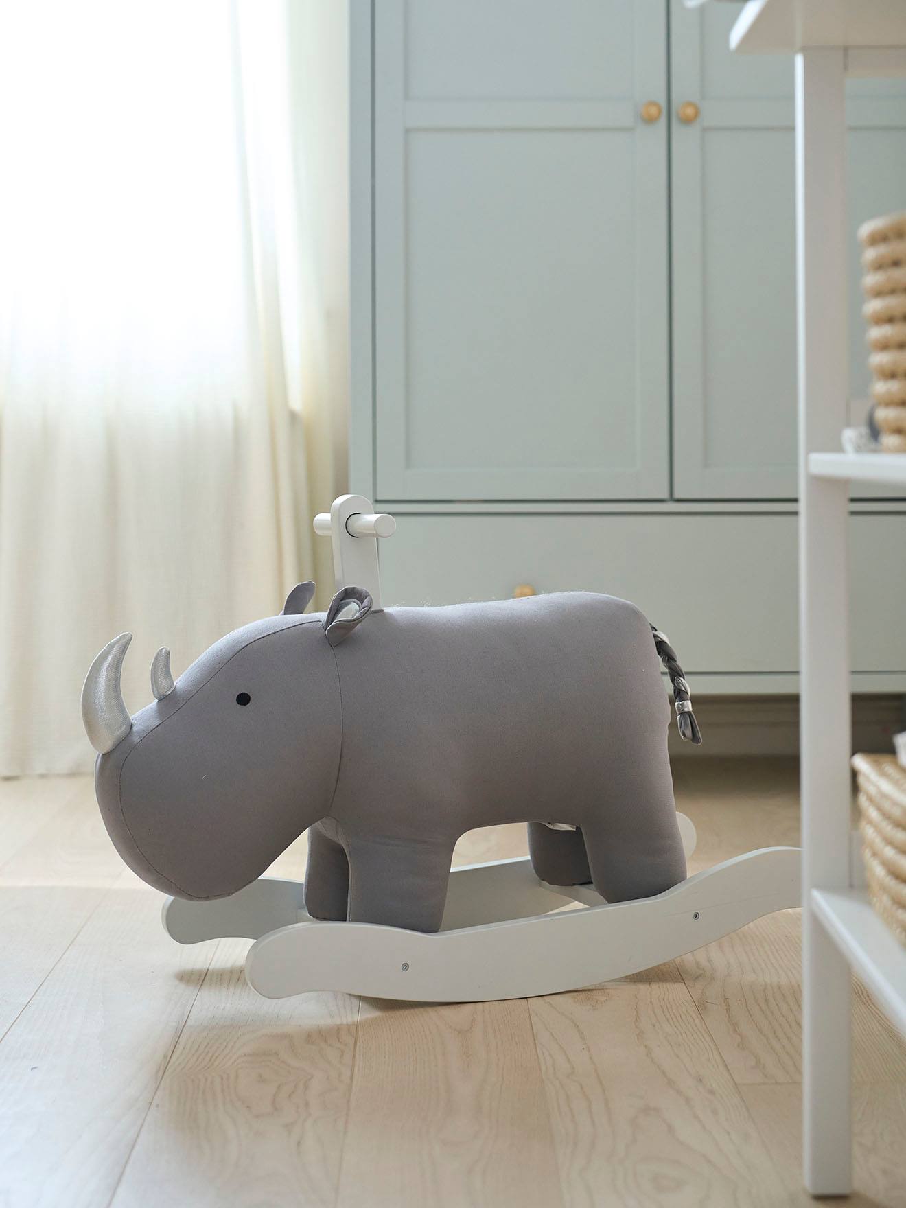 Rhinocéros à bascule FSC gris clair uni avec décor