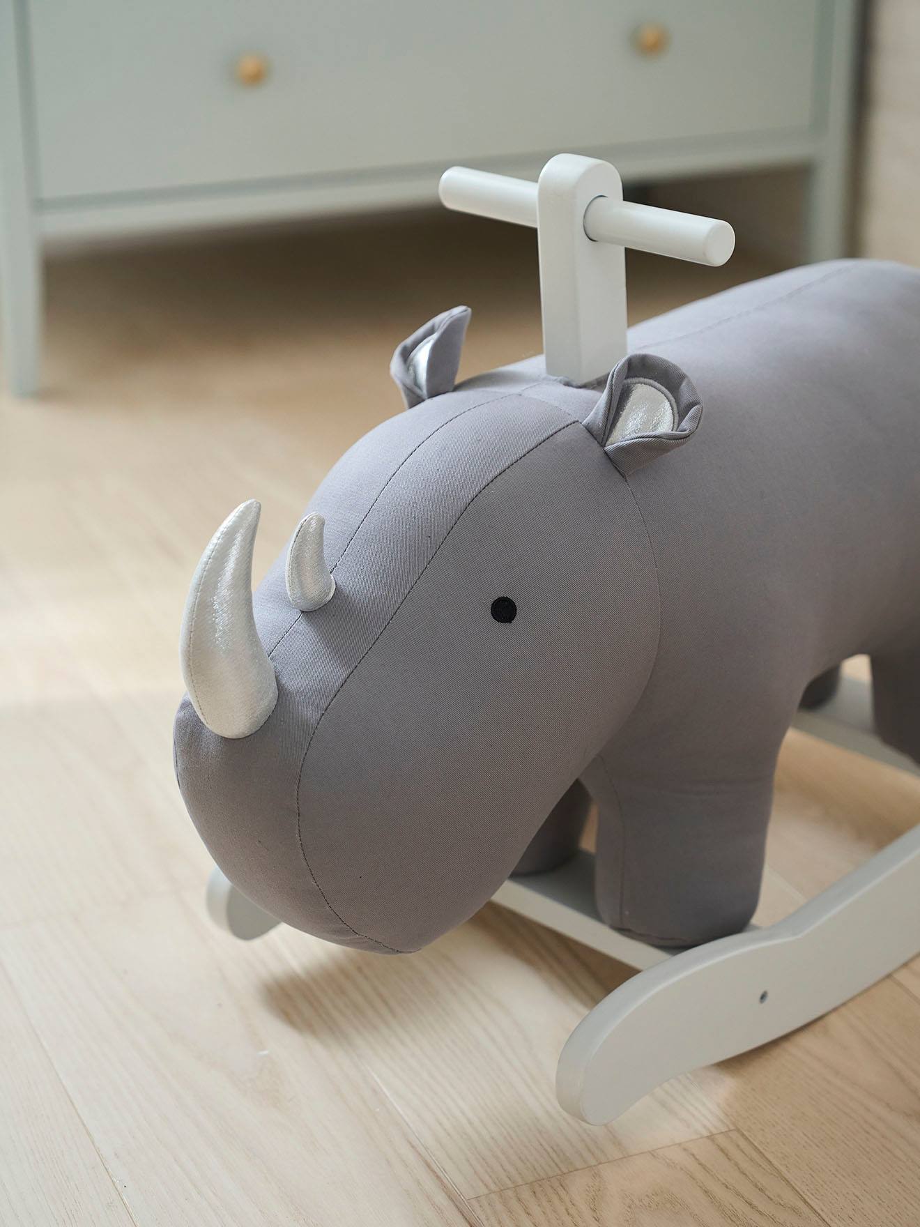 Rhinocéros à bascule FSC gris clair uni avec décor