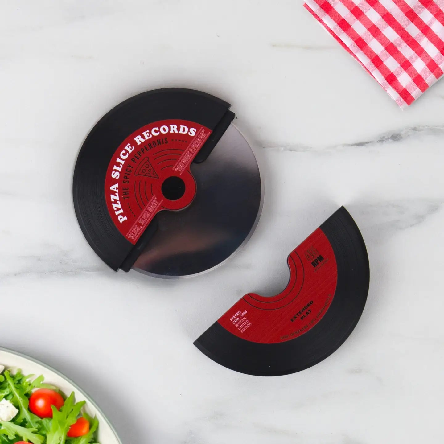 Roulette à pizza vinyle avec motif de disque sur la poignée