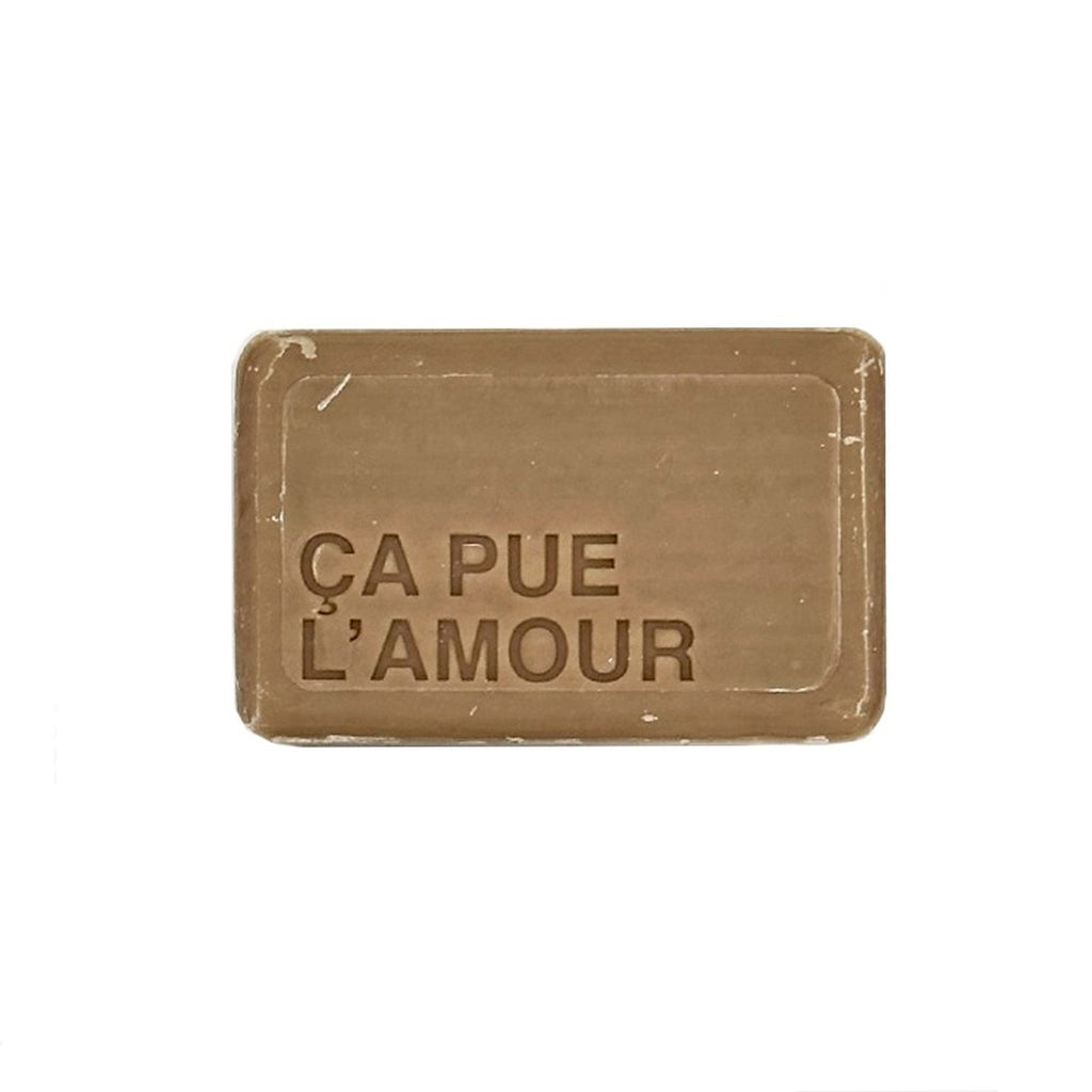 Savon cadeau couple drôle posé sur fond clair