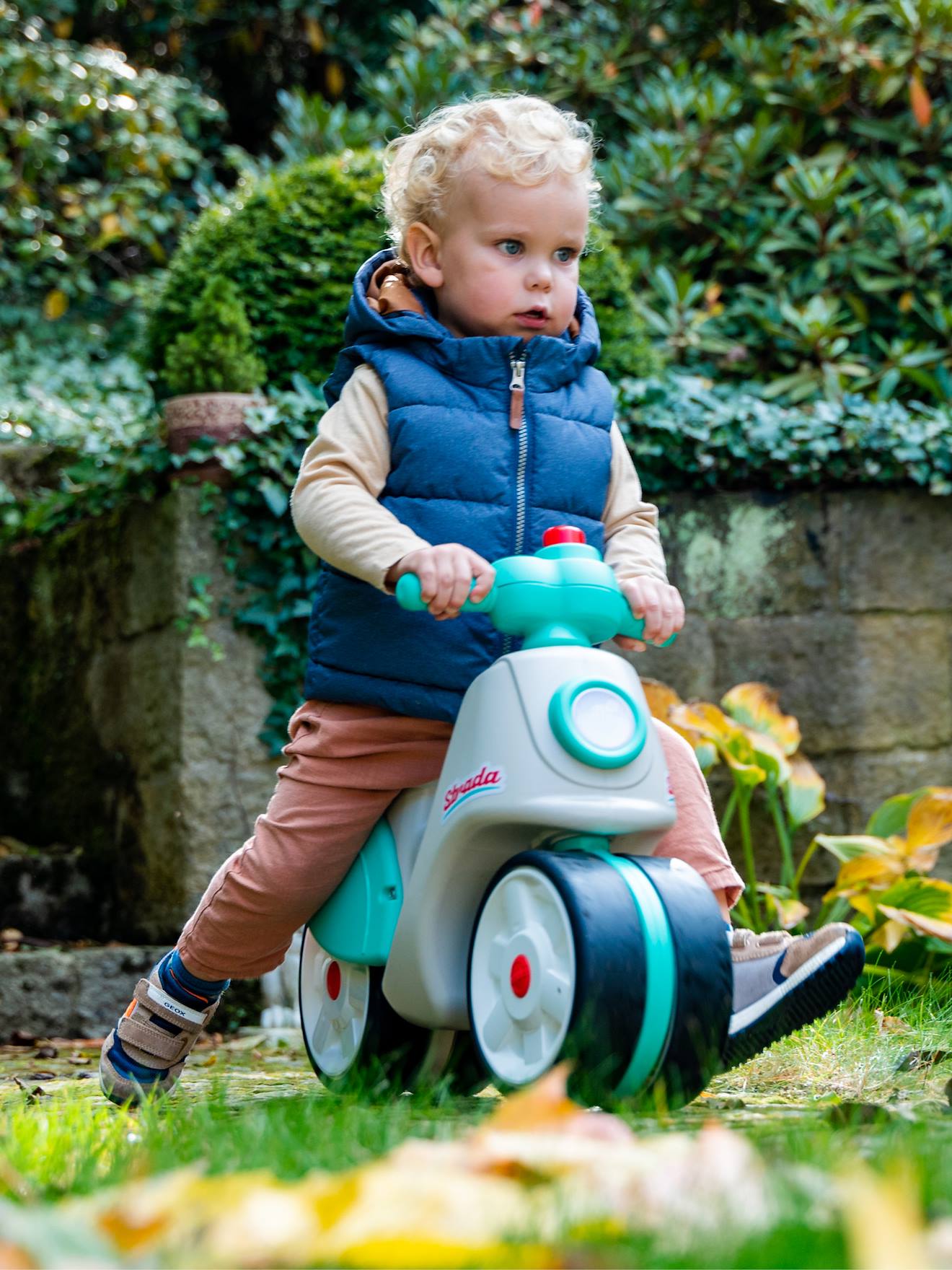 Scooter strada à roues silencieuses crème et vert