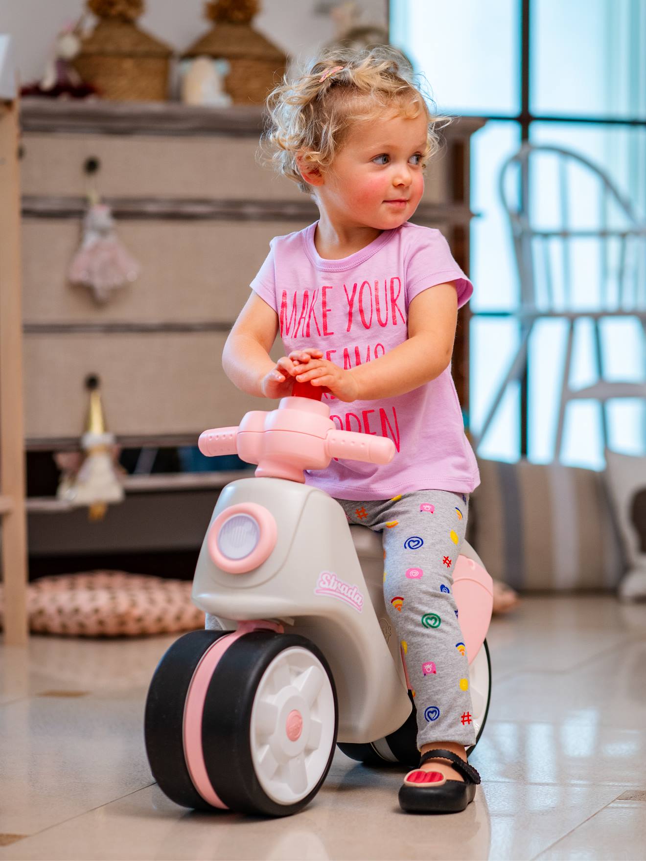 Scooter strada à roues silencieuses crème et rose