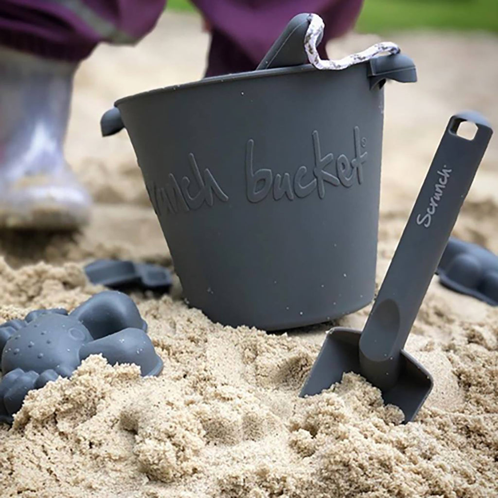 Seau de plage en silicone souple gris