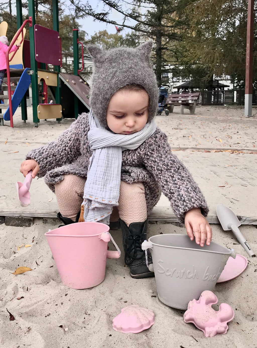 Seau de plage en silicone souple gris