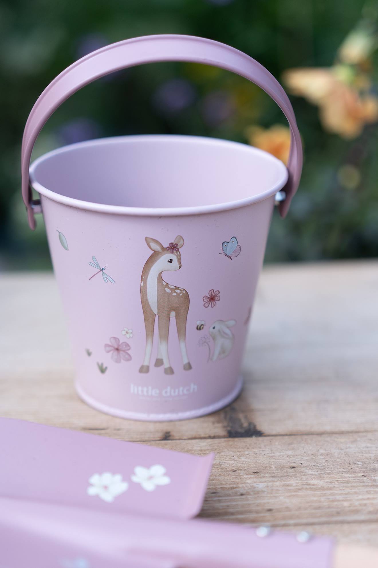 Seau en métal rose