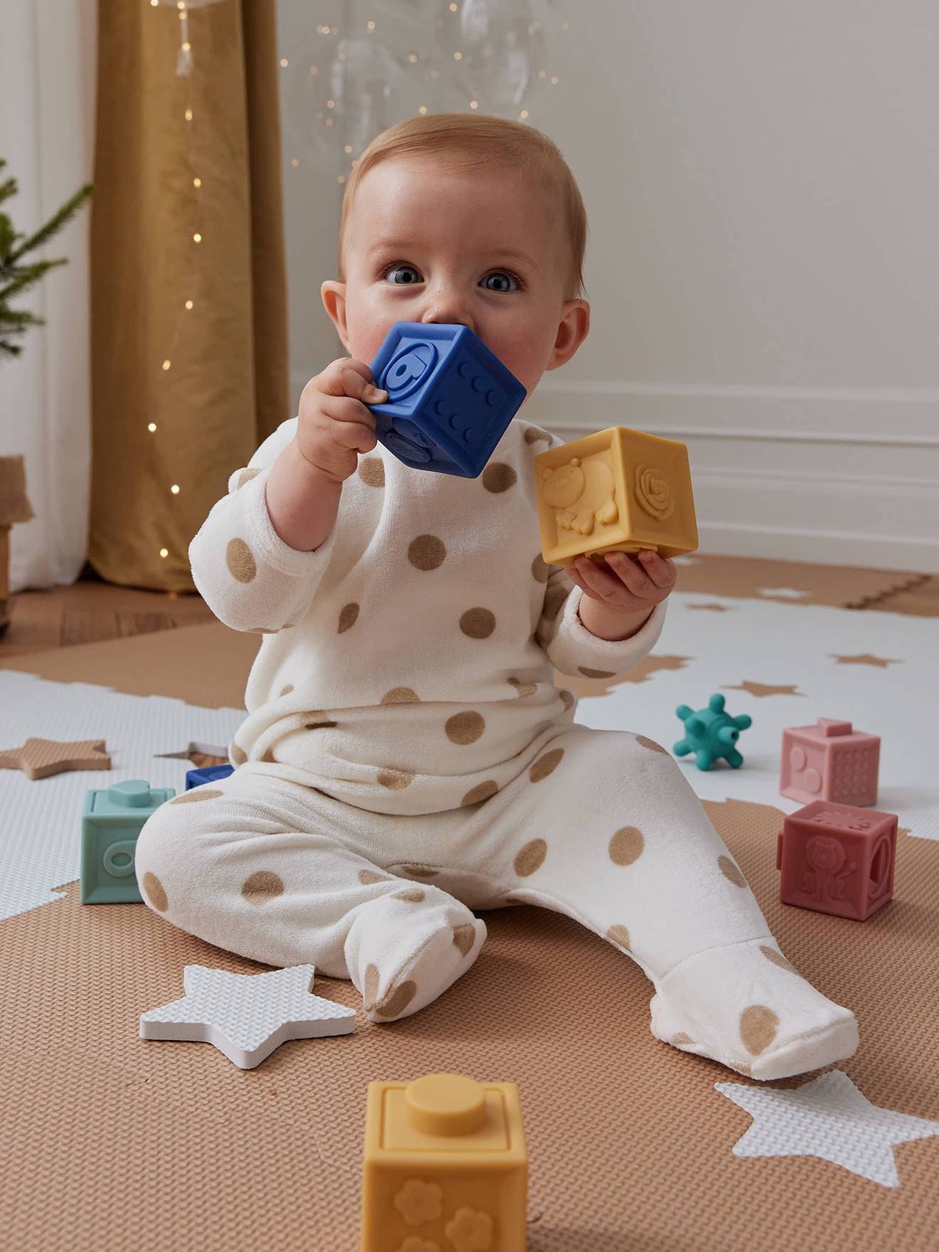 Set de 6 cubes et 4 balles sensorielles multicolore