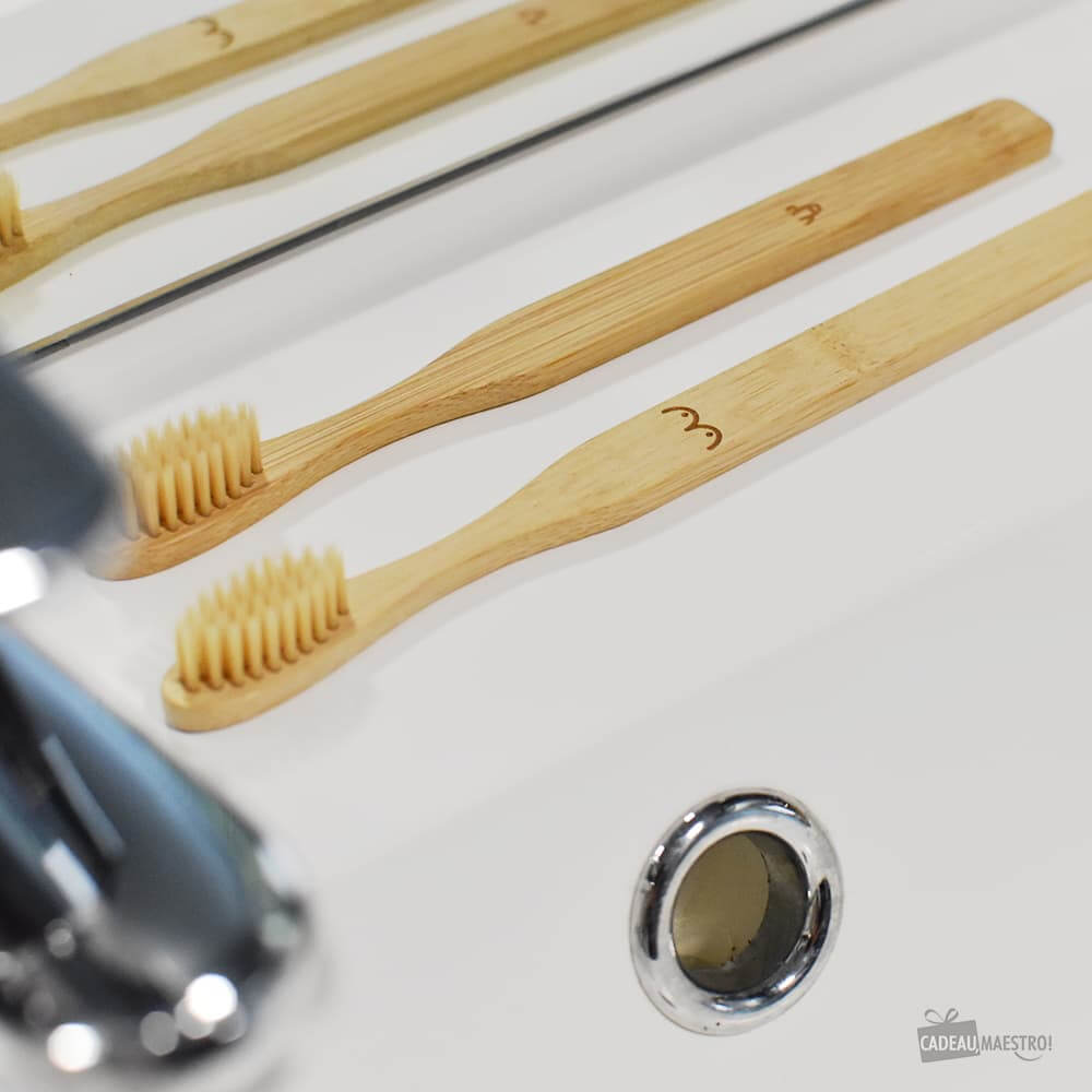 Set de Brosses à Dents Nudistes en Bambou (x2) - Accessoire Salle de Bain Originaux Kikkerland