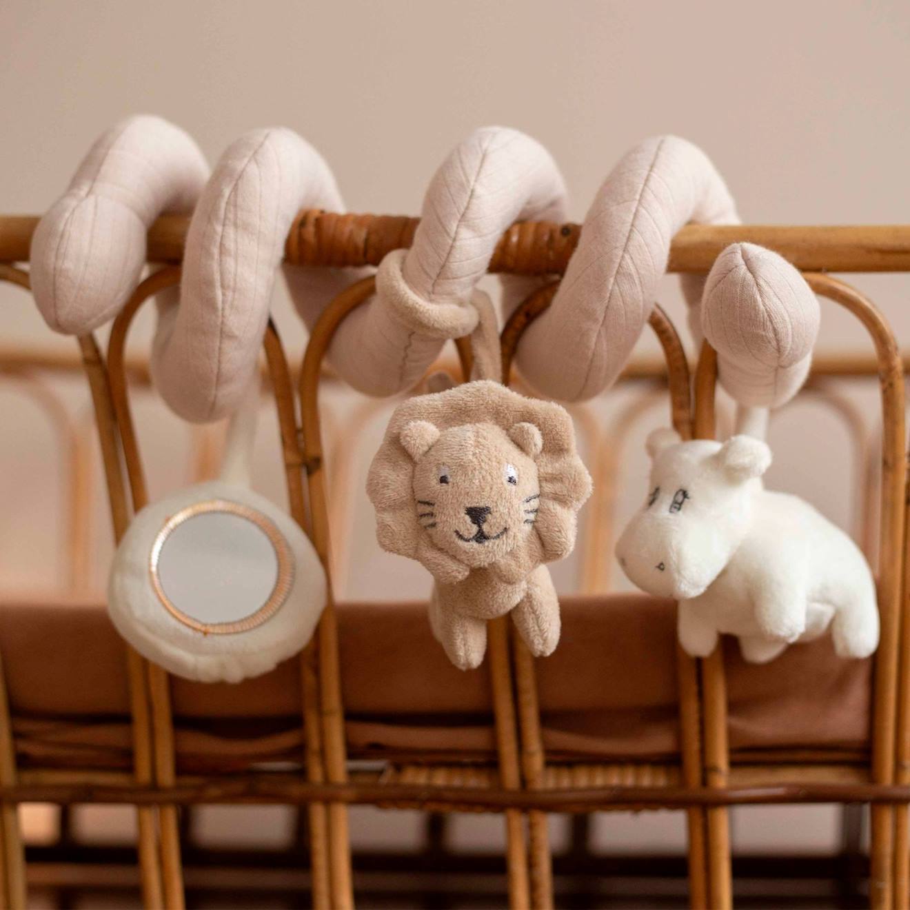 Spirale d'activité lion et hippopotame beige