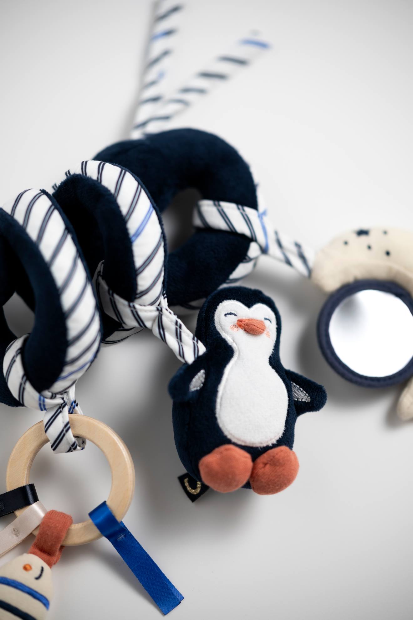 Spirale d'activités pingouin en velours - baby sailor bleu