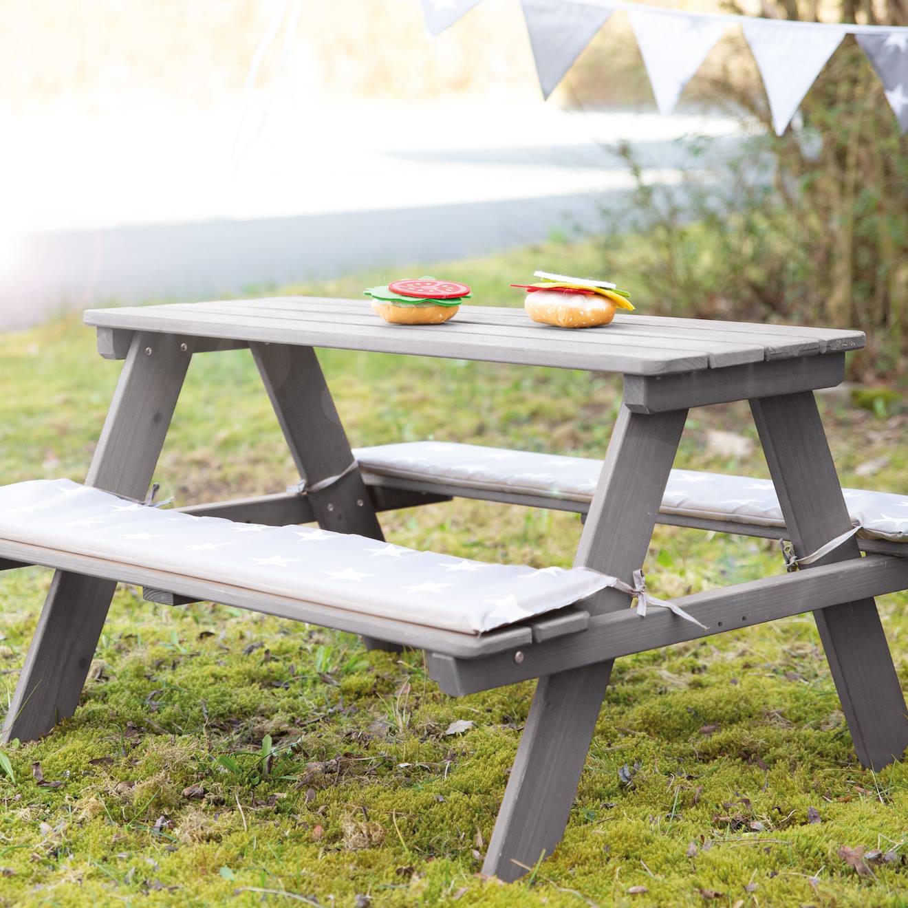 Table pique-nique en bois massif 4 places + 2 coussins gris / motif étoiles