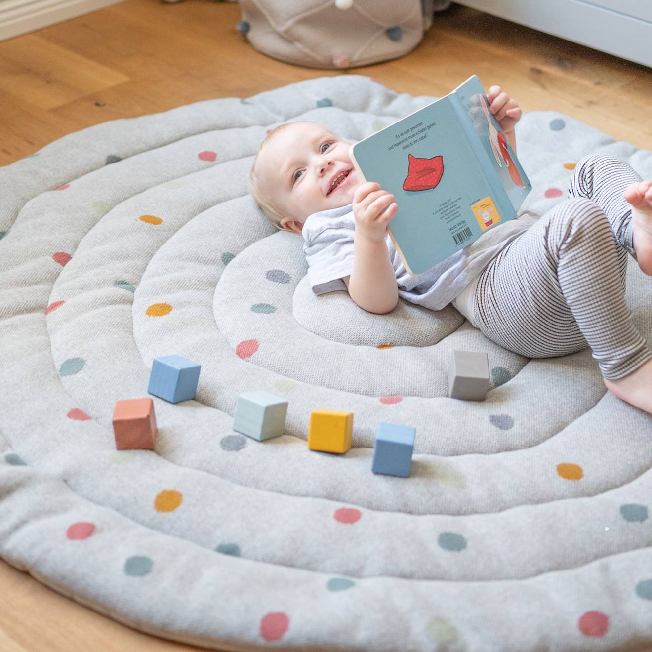 Tapis d'éveil à pois multicolore