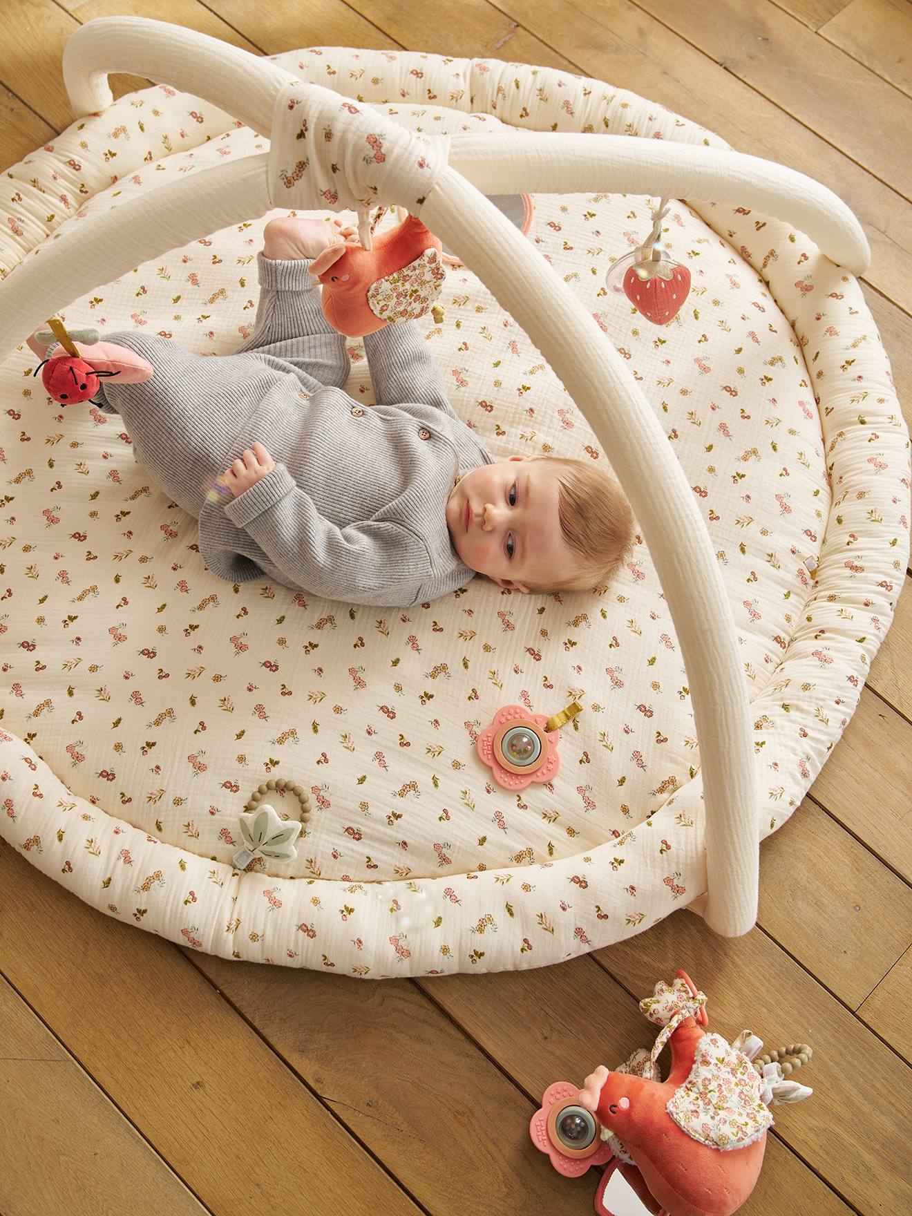 Tapis d'éveil avec arches et rebord cocotte