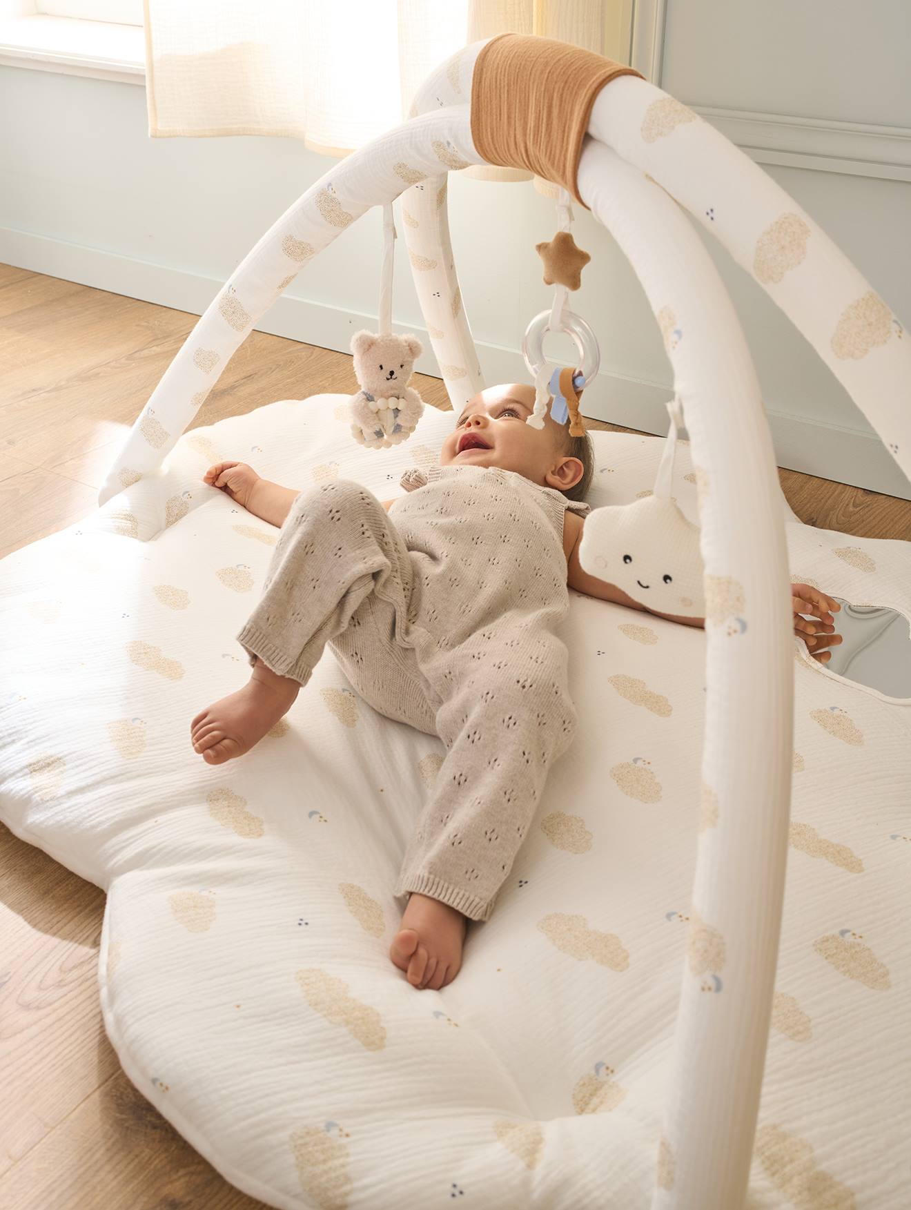 Tapis d'éveil avec arches et rebord nuage