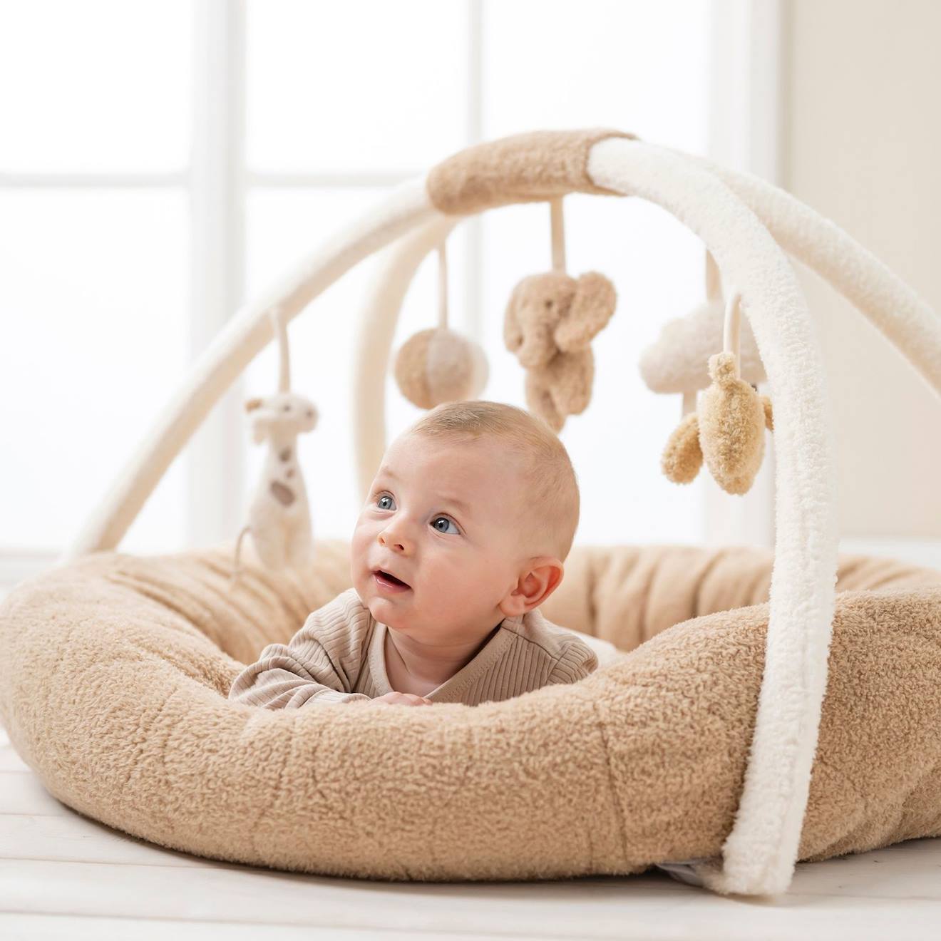 Tapis d'éveil avec arches mila, zoé et lana marron, écru, beige