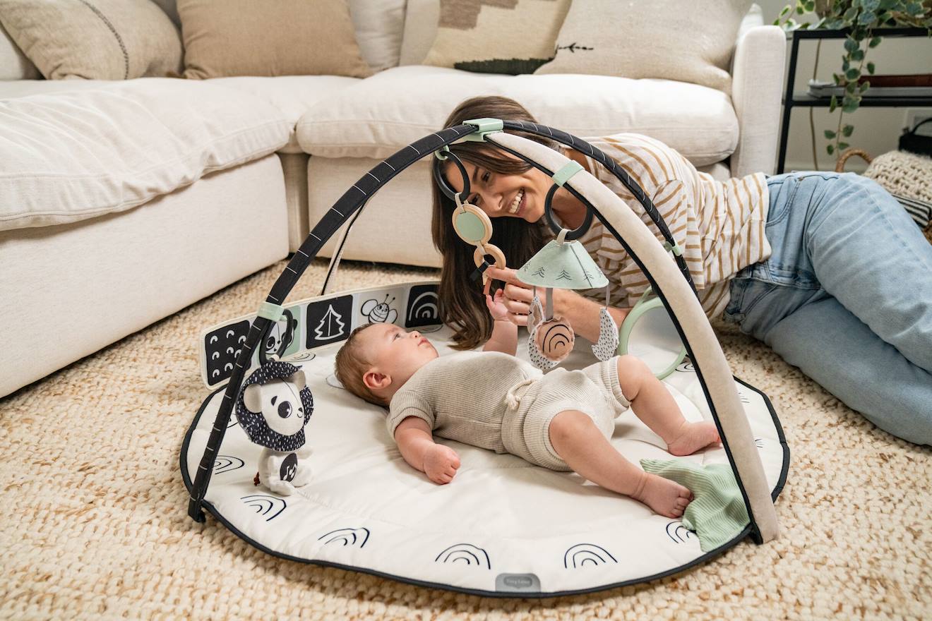 Tapis d'éveil musical avec arches et accessoires gymini black & white