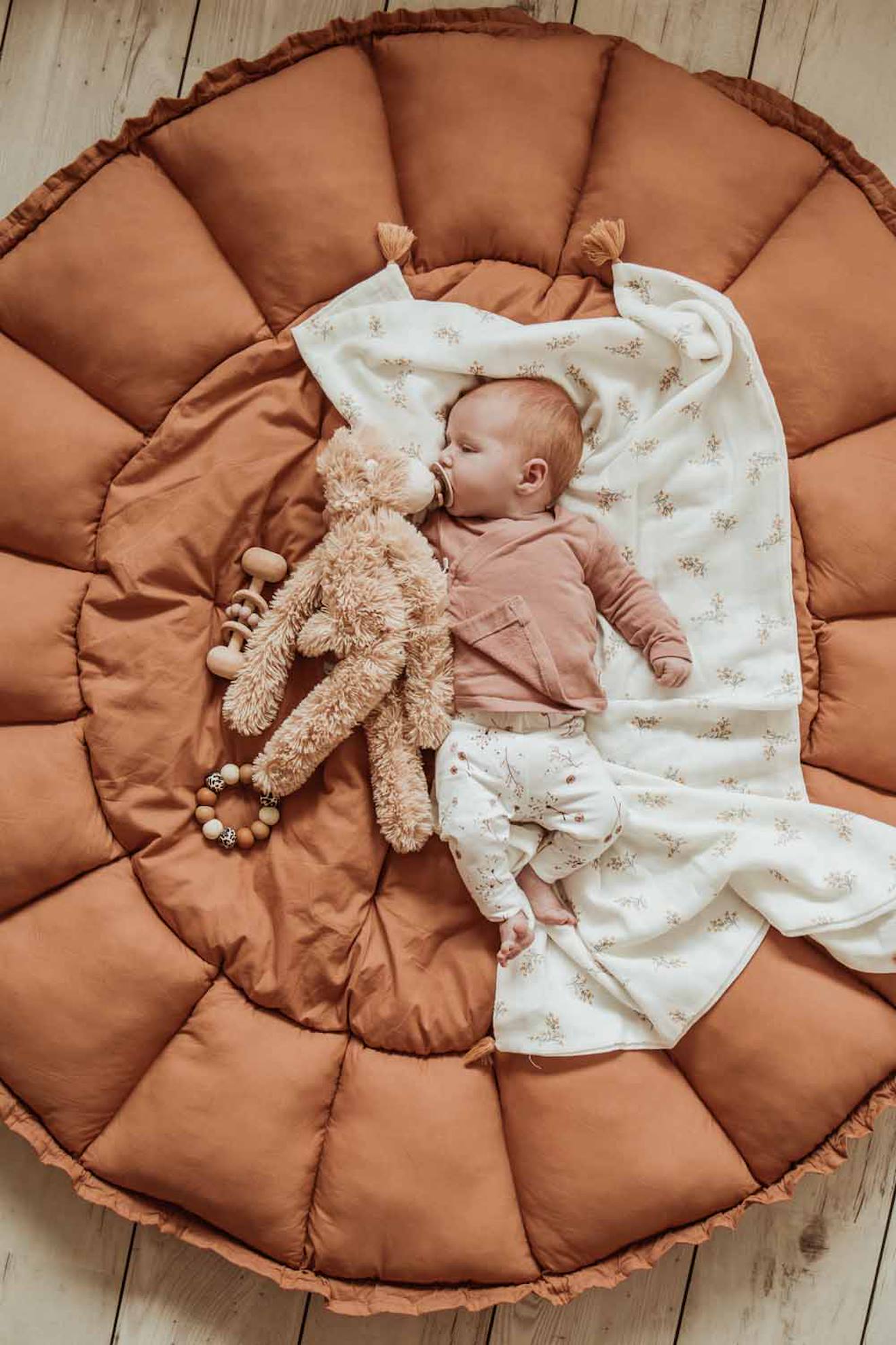Tapis d'éveil & sac à jouets 3 en 1 bloom en coton marron foncé