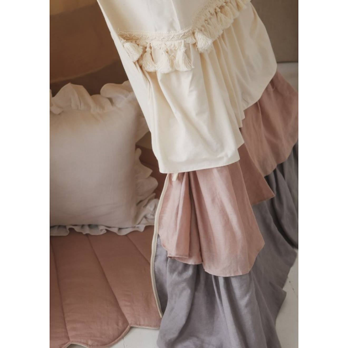 Tente tipi avec franges et tapis powder frills en coton et beige