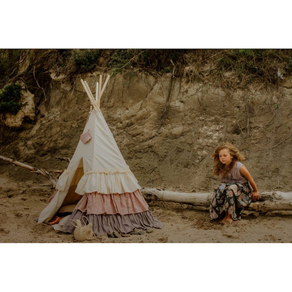 Tente tipi avec franges et tapis powder frills en coton et beige