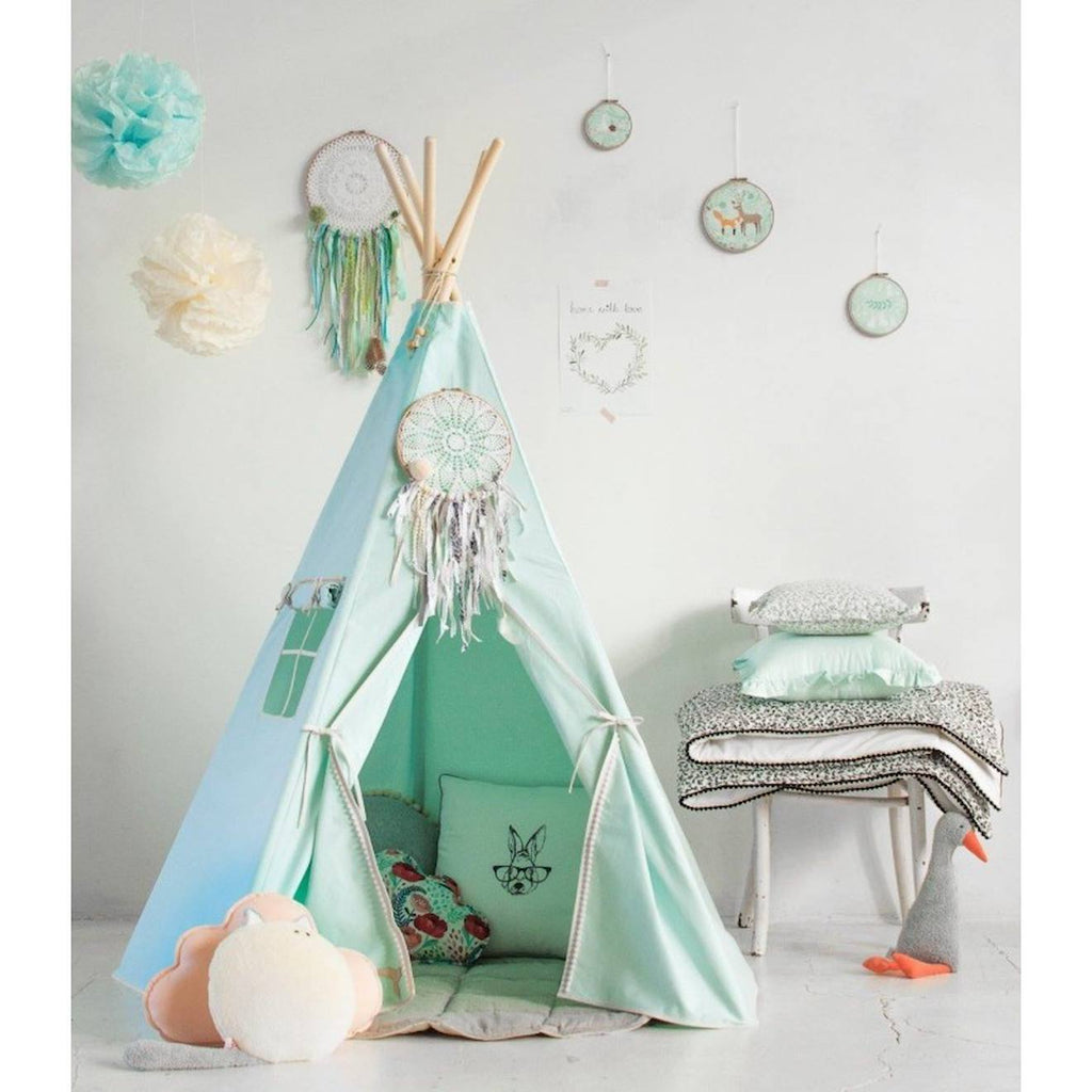 Tente tipi avec pompoms et tapis menthe en coton vert