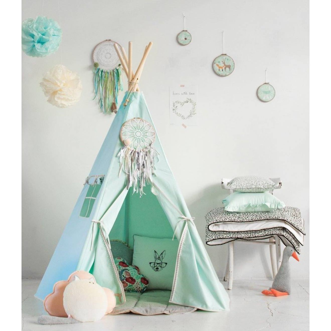 Tente tipi avec pompoms et tapis menthe en coton vert