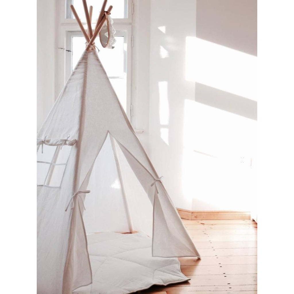 Tente tipi avec tapis en lin blanc