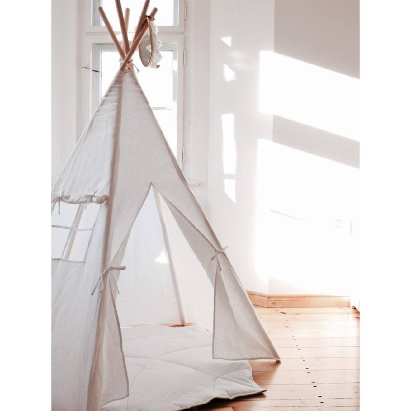 Tente tipi avec tapis en lin blanc