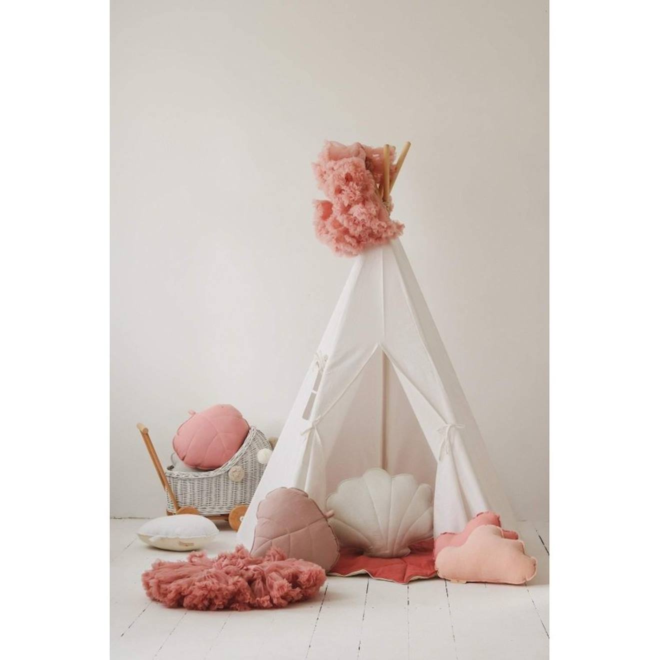 Tente tipi avec tapis en lin blanc