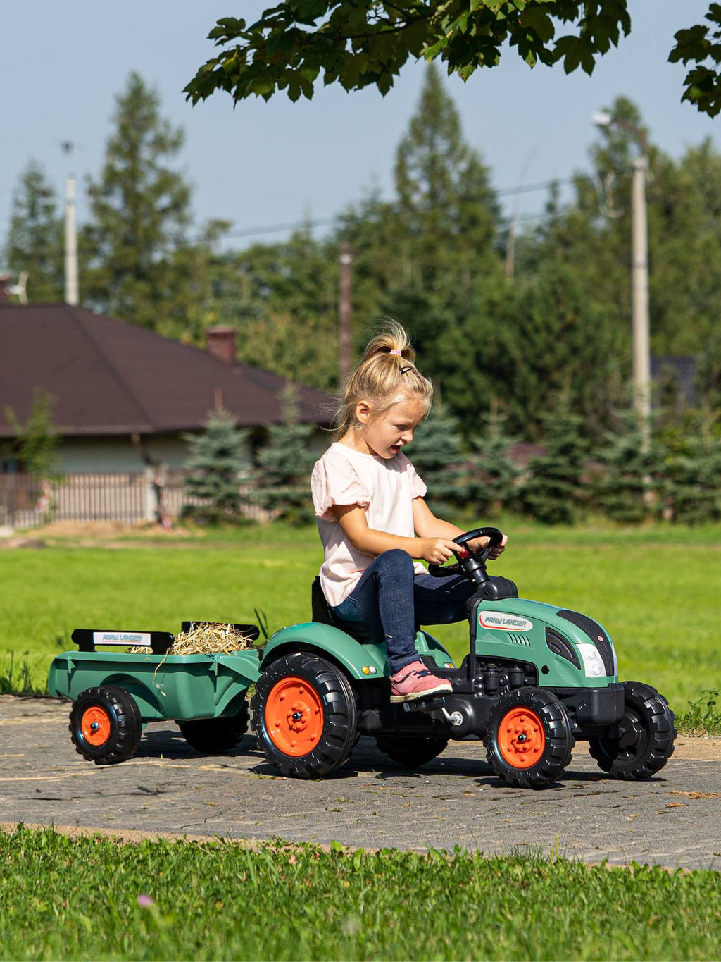 Tracteur à pédales avec remorque vert vintage