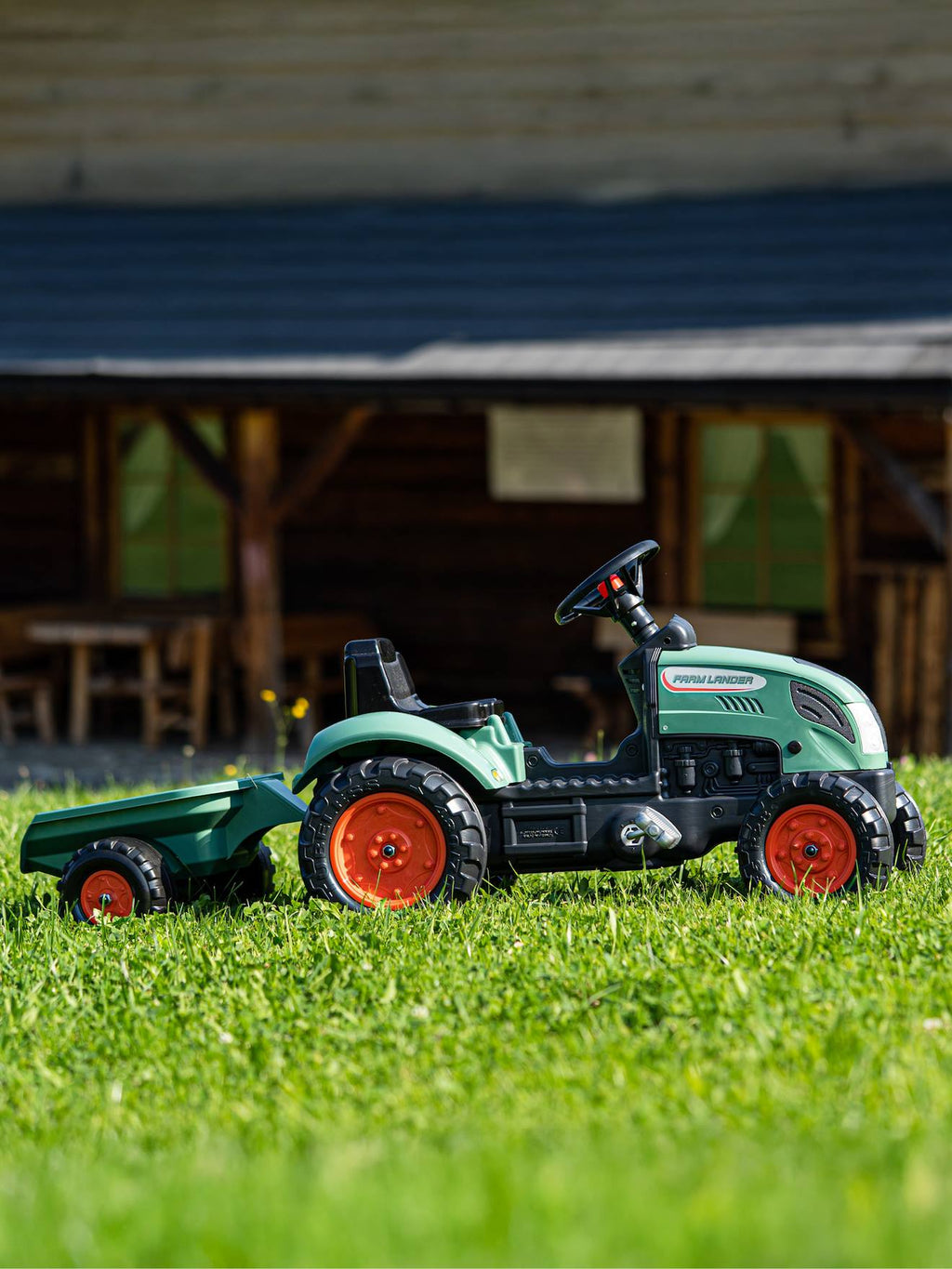 Tracteur à pédales avec remorque vert vintage
