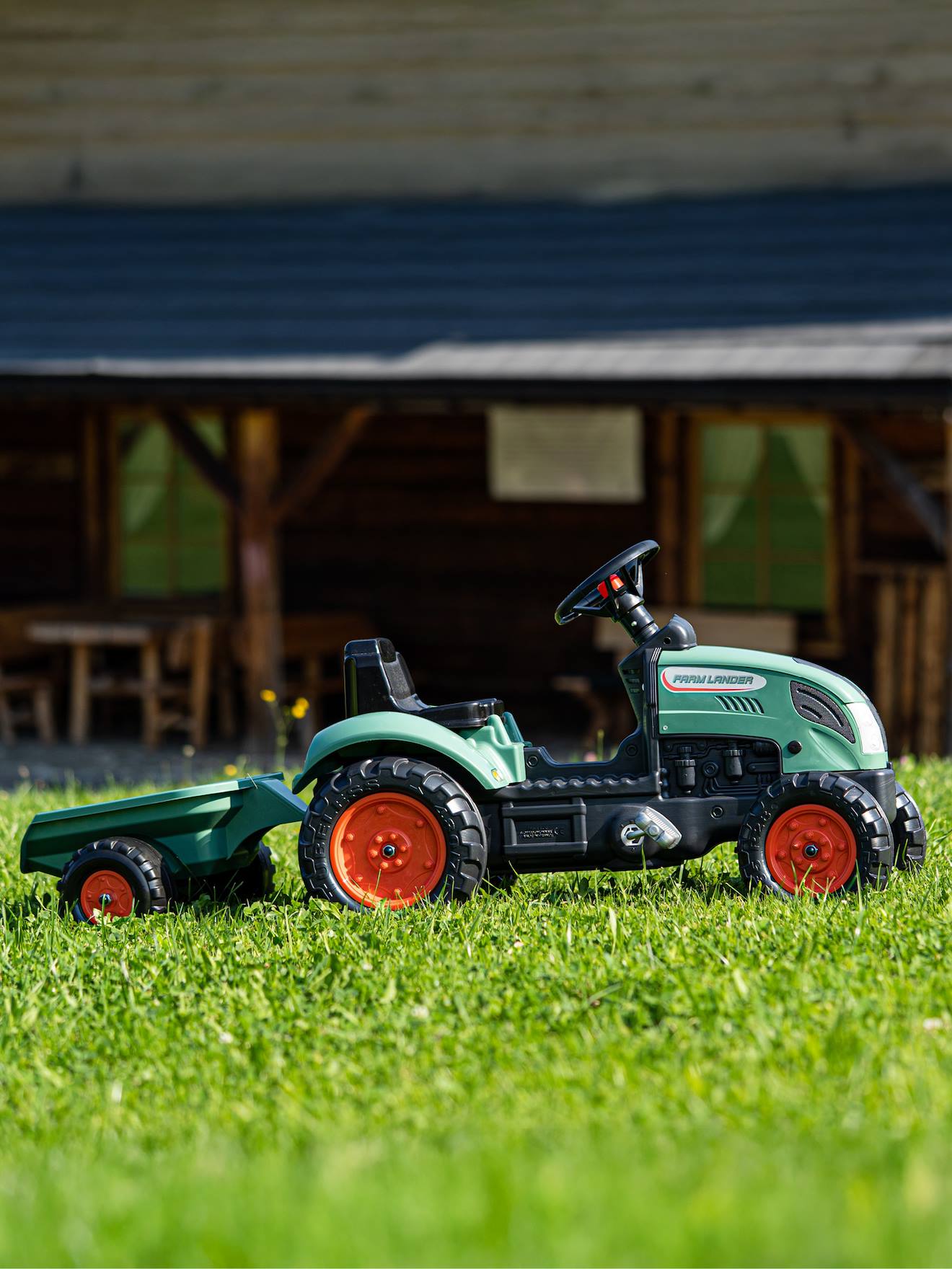 Tracteur à pédales avec remorque vert vintage