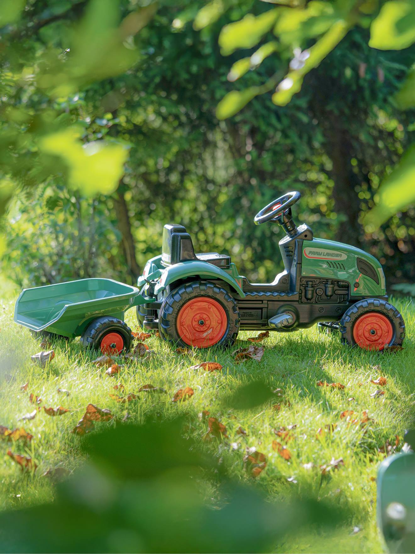 Tracteur à pédales avec remorque vert vintage