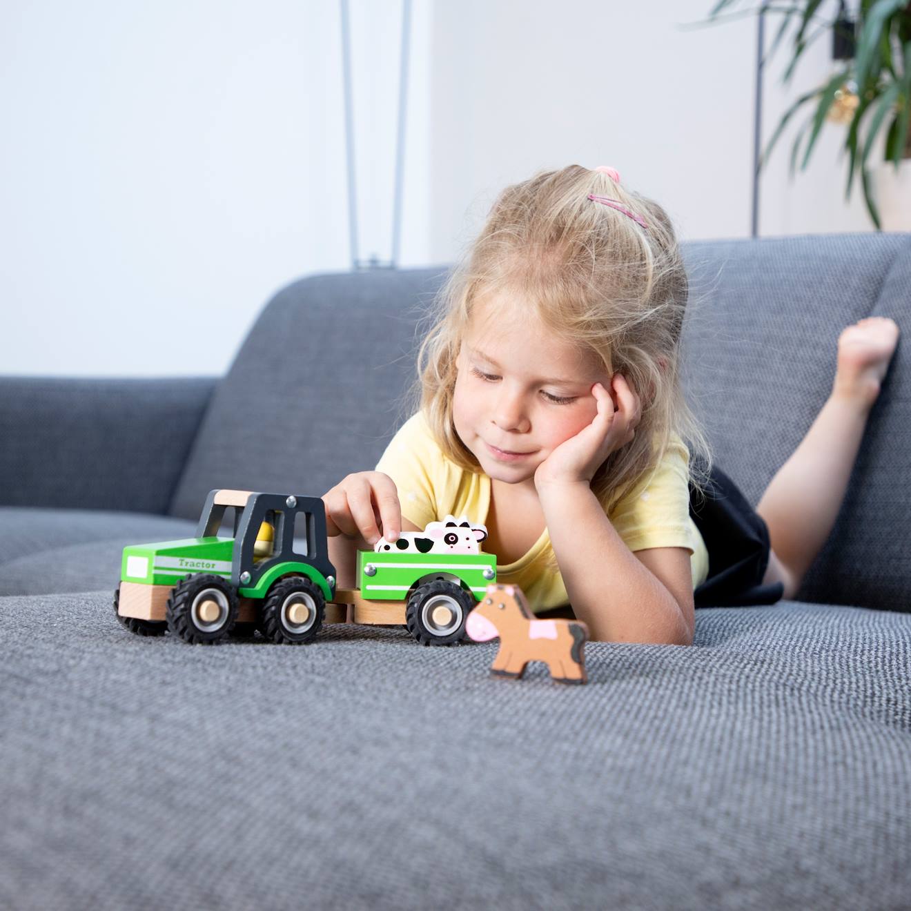 Tracteur avec remorque et animaux vert
