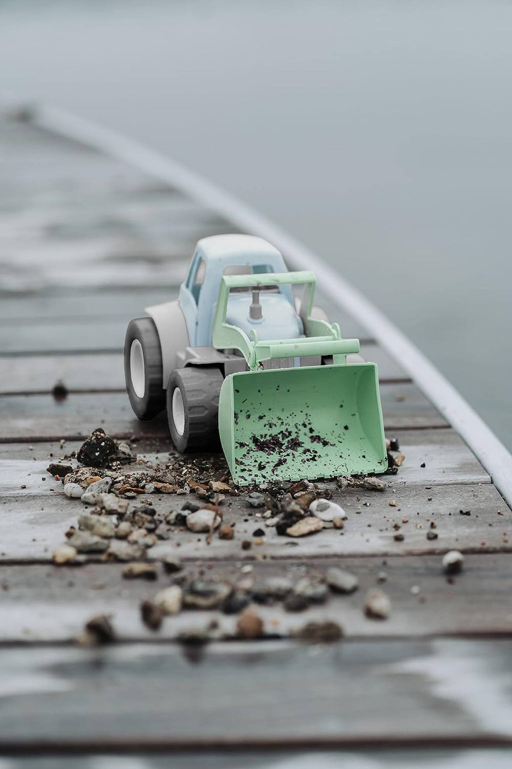 Tracteur pelleteuse en bioplastique vert