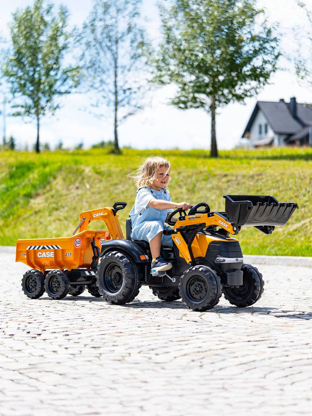 Tractopelle à pédales avec excavatrice arrière, selle pivotante et remorque double essieux basculante orange