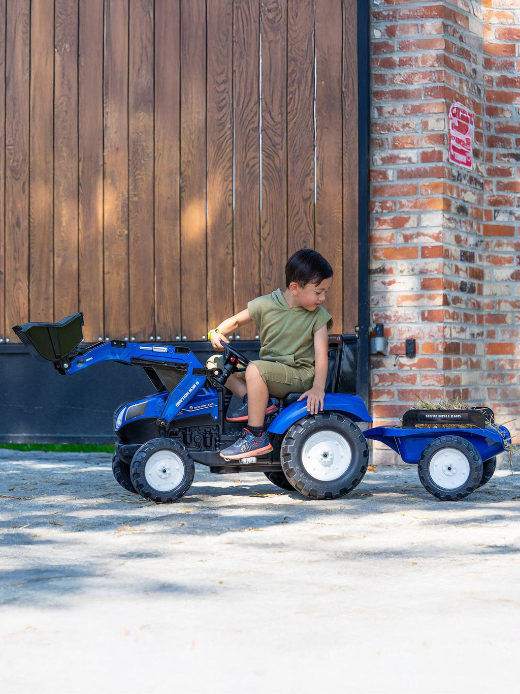 Tractopelle à pédales avec remorque bleu new holland