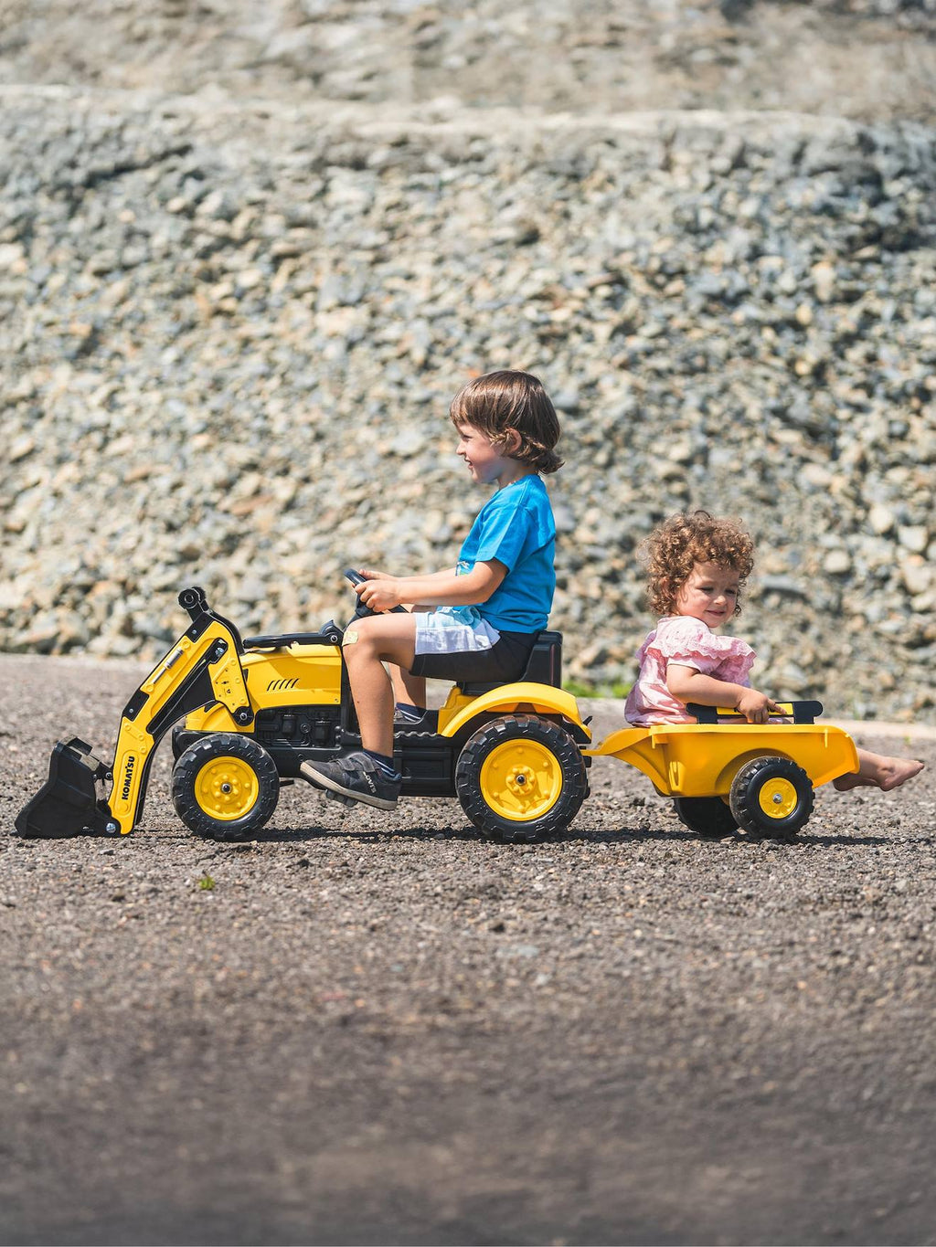 Tractopelle à pédales avec remorque jaune komatsu