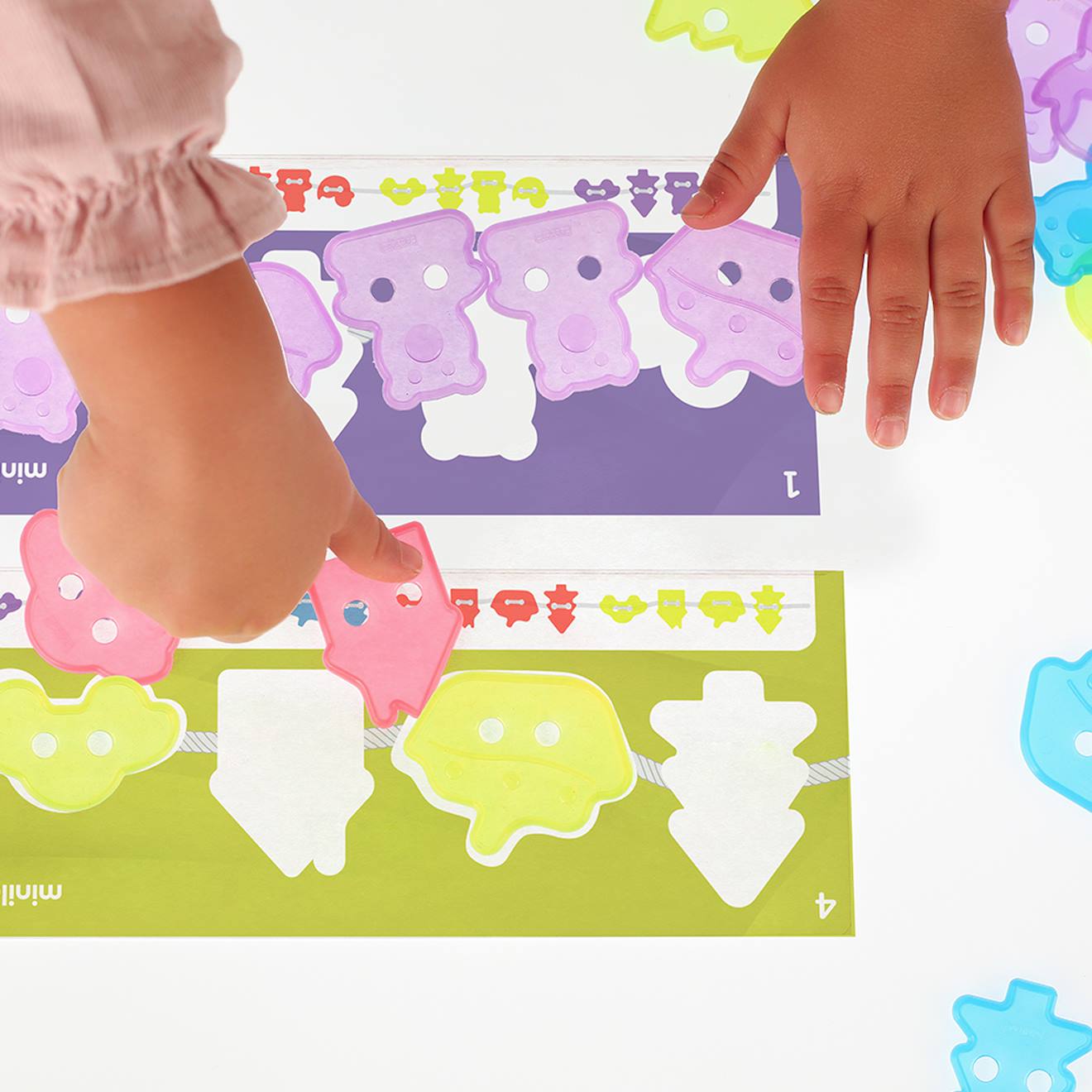 Translucent activity figures bleu
