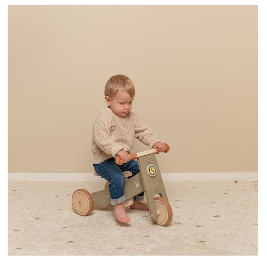 Tricycle en bois vert