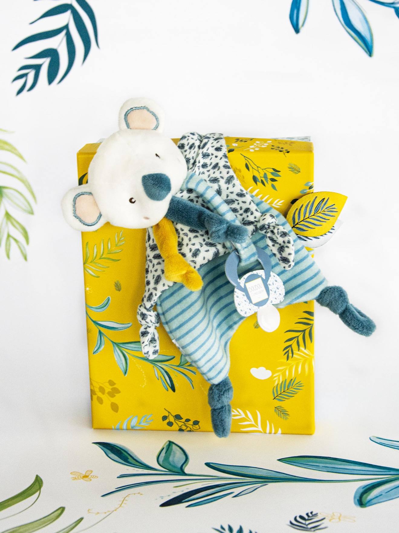 Yoca le koala doudou attache-sucette bleu